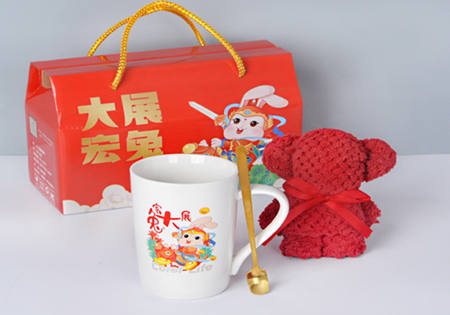 春节新年兔年促销活动礼品定制印logo公司名,大展宏兔礼盒套装定做年会礼物奖品厂家